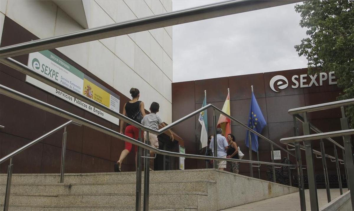 El paro baja de forma leve en agosto pero se esperan «meses duros»