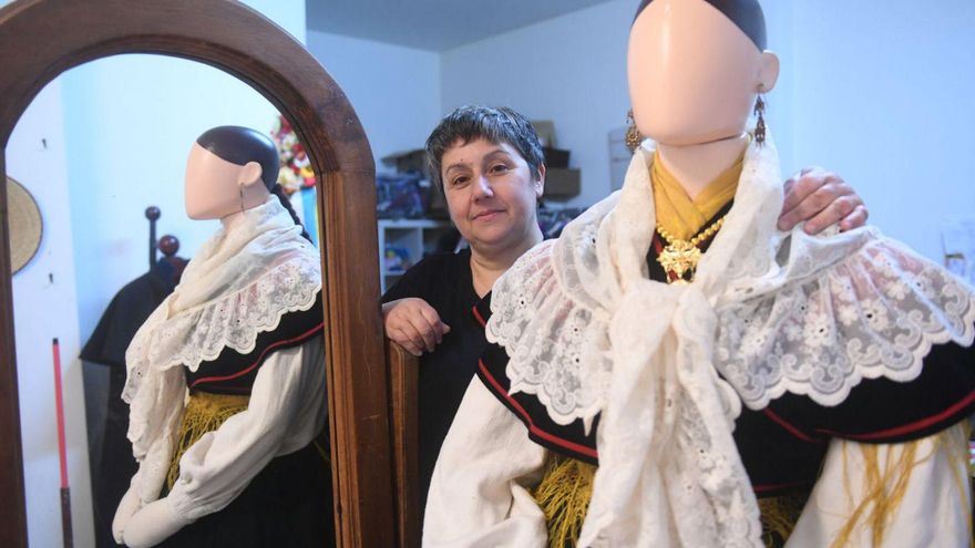 «En moitas ocasións o traxe folclórico está deturpado para facelo de escenario»