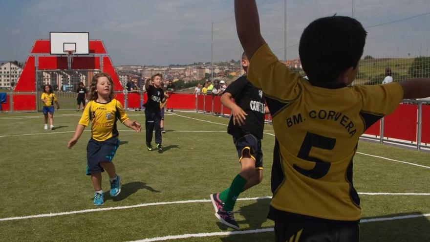 Niños juegan al fútbol en la pista de hierba sintética de Los Campos, en una imagen de archivo.