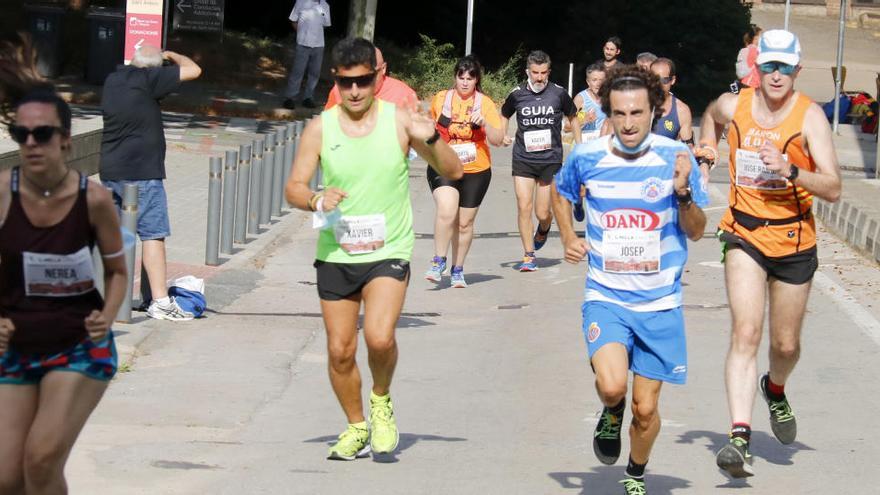 El guanyador de la cursa de l&#039;Hospital de Sant Pau, Josep Díaz, de la Penya Runners de l&#039;Espanyol, al centre de la imatge, el 27 de juny de 2020