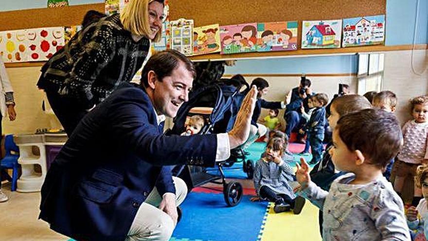 Fernández Mañueco, en la escuela de Otero de Herreros (Segovia).