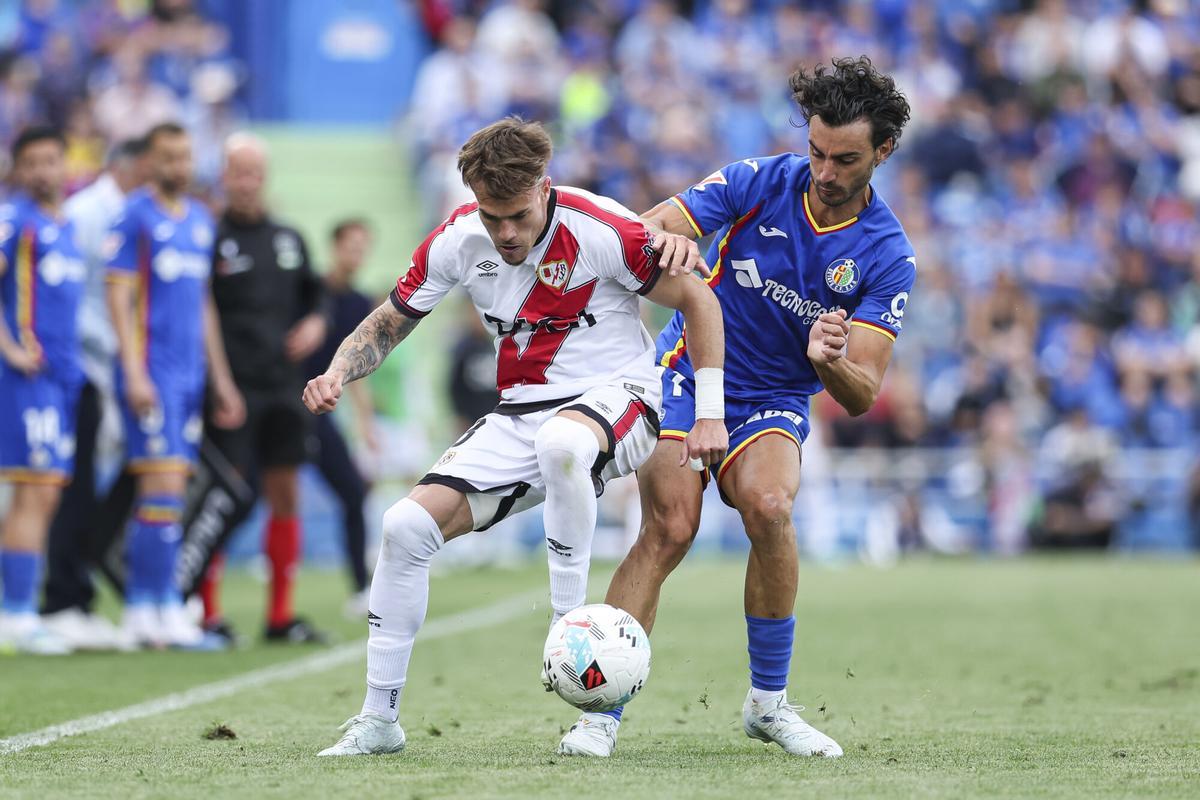 Pep Chavarria of Rayo Vallecano and Juan Iglesias of Getafe CF in action during the Spanish League, LaLiga EA Sports, football match played between Getafe CF and Rayo Vallecano at Coliseum stadium on May 03, 2026, in Getafe, Spain. AFP7 03/05/2026 ONLY FOR USE IN SPAIN. Irina R. Hipolito / AFP7 / Europa Press;2026;SPAIN;SPORT;ZSPORT;SOCCER;ZSOCCER;Getafe CF v Rayo Vallecano - LaLiga EA Sports;