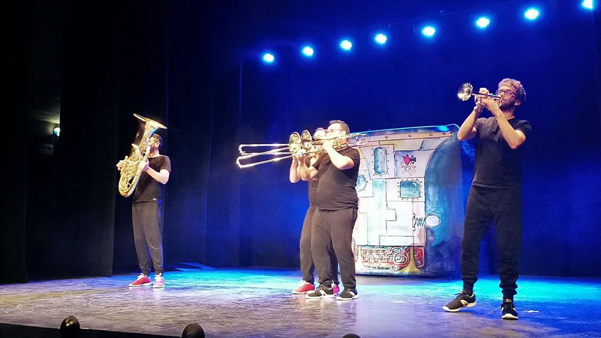 “Tuba &amp; Bones” encandila al público con un viaje por la música