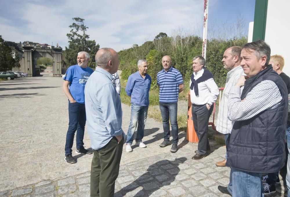 Miembros de UGT se concentran para mostrar su apoya a la denuncia contra General de Dynamics por el cierre de la factoría.