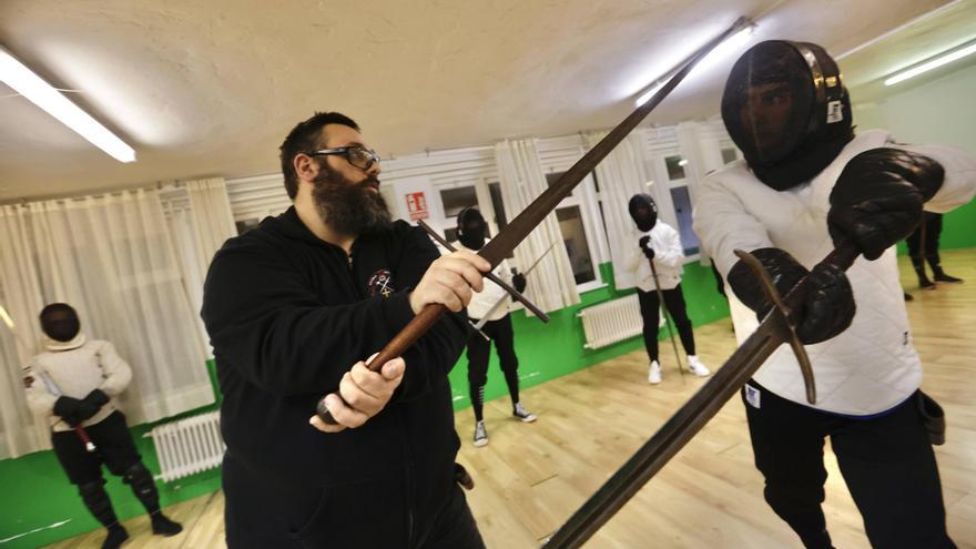 Los asturianos que se baten a espadazos tal y como se hacía hace siglos: así es la cuna asturiana de la esgrima antigua