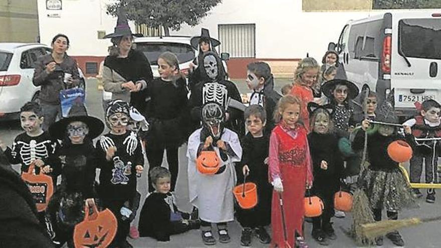 Niños y mayores disfrutan de Halloween