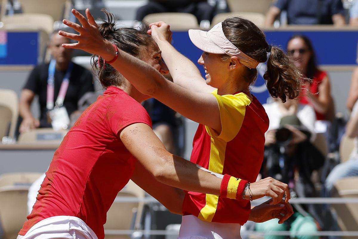 Cristina Bucsa (d) y Sara Sorribes (i) celebran tras ganar a las checas Karolina Muchova y Linda Noskova en el partido por la medalla de bronce de dobles femenino de los Juegos Olímpicos París 2024