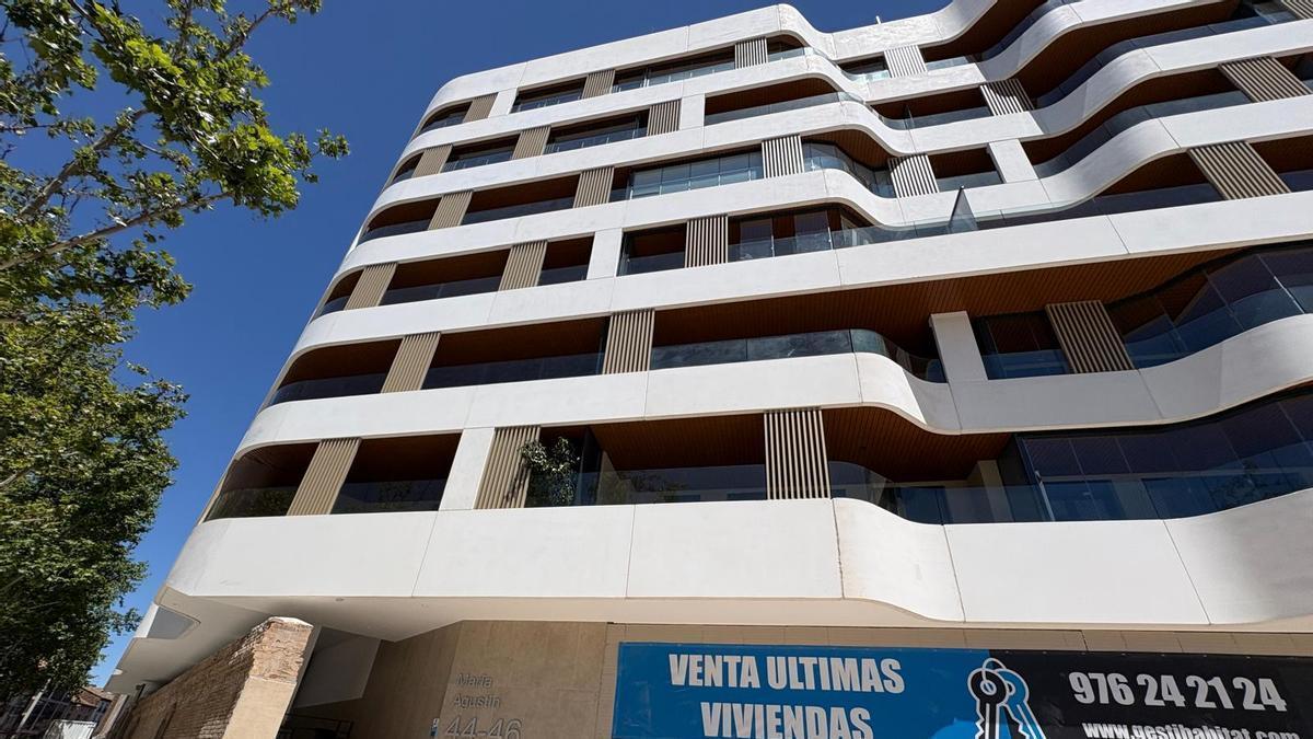 Este es el ruido con el que conviven los vecinos de un bloque de pisos del paseo María Agustín.