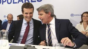 El presidente del Partido Popular, Pablo Casado, con Ángel Garrido durante una reunión de la ejecutiva del PP madrileño celebrada el 30 de julio de 2018.