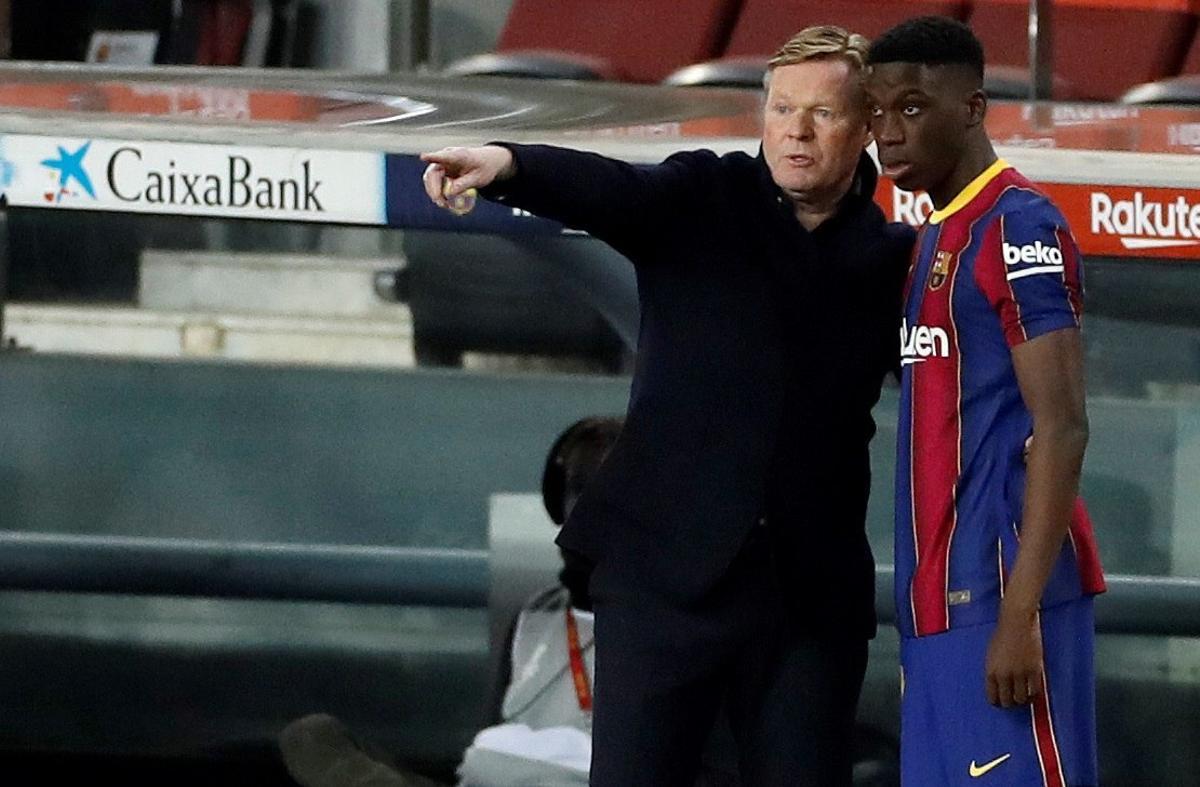 Iliax Moriba, junto a Ronald Koeman, técnico del Barça.