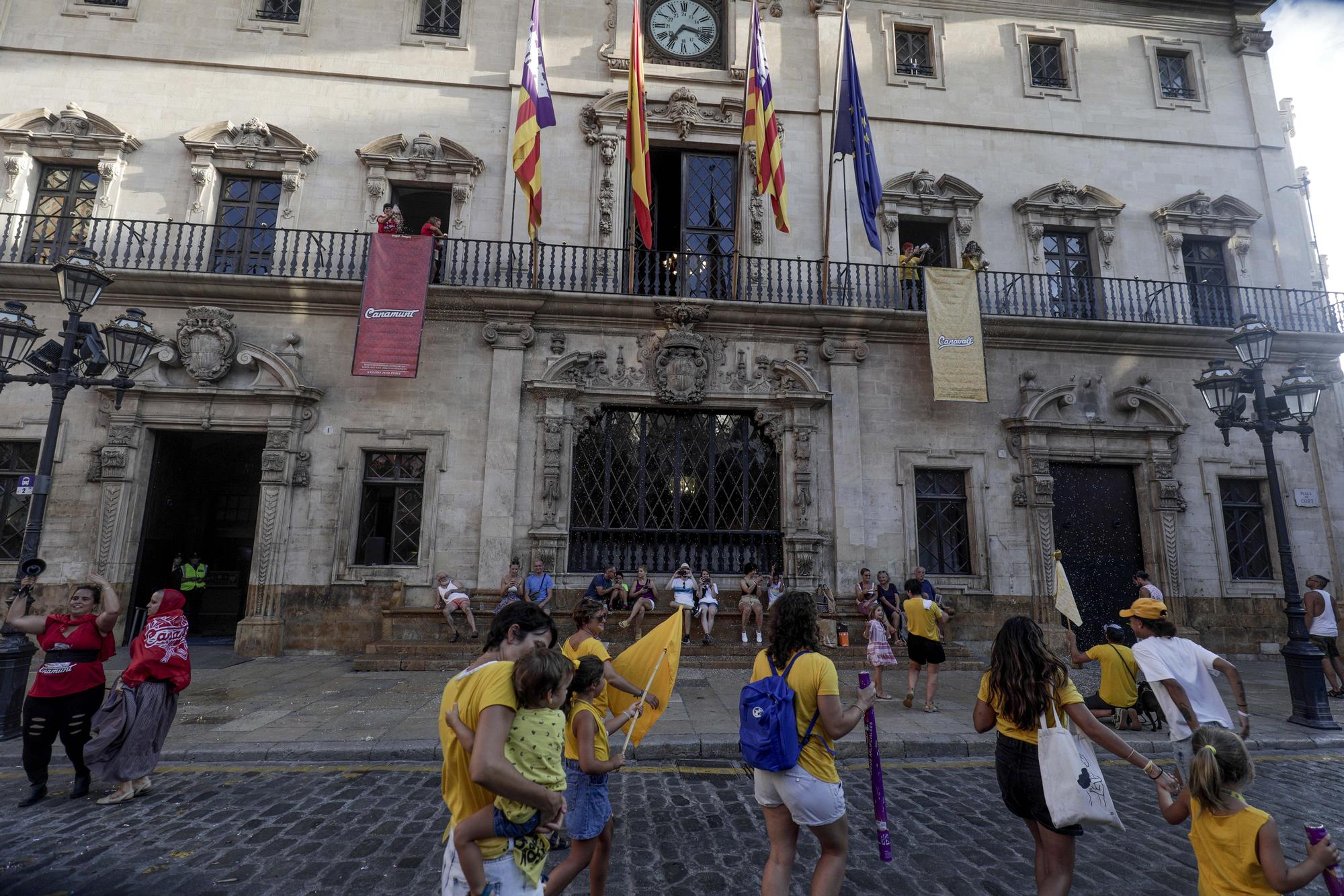 Fiesta de Canamunt i Canavall: colocación de escudos en Cort