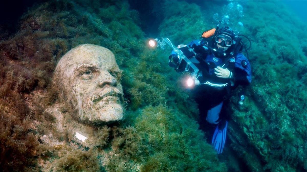 Estatua de Lenin bajo el mar