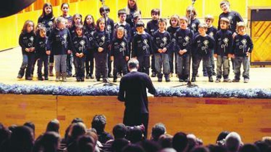 El coro infantil de Magistralia canta en el auditorio de Oviedo.