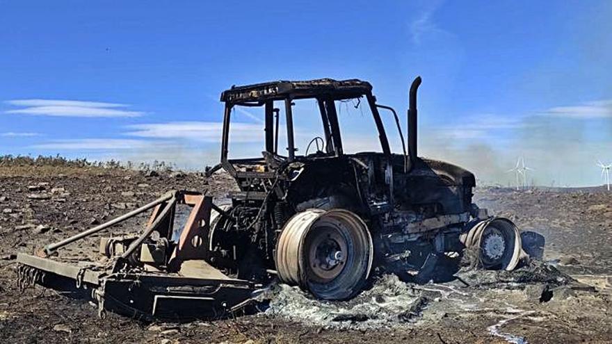 Tractor que trabajaba en la zona, calcinado. | LOZ