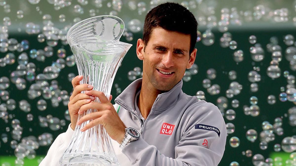 Novak Djokovic, con el trofeo que lo acredita como vencedor del Abierto de Miami