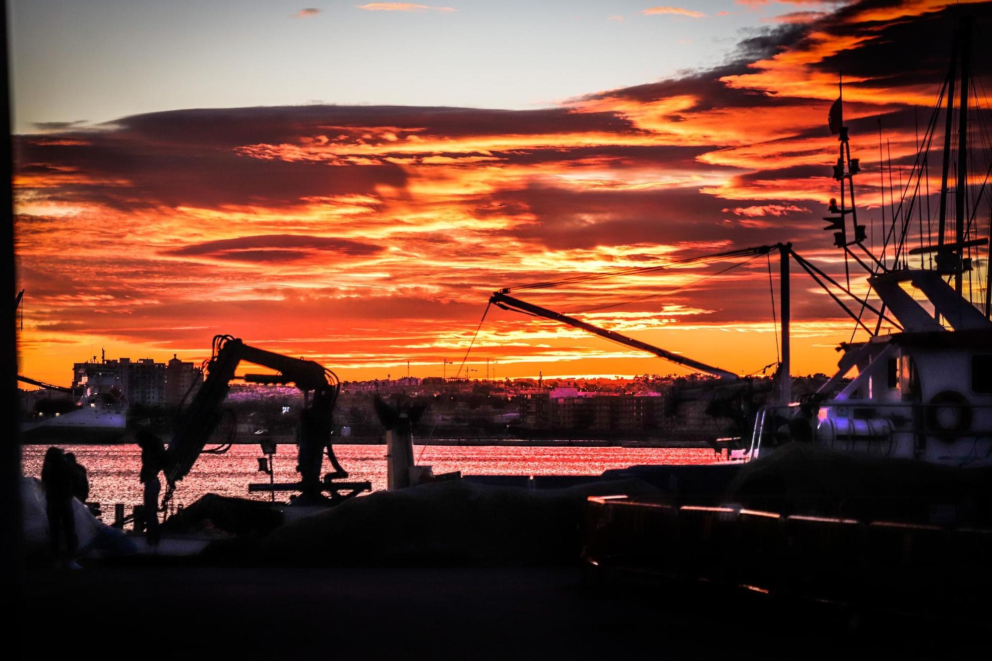 Espectacular puesta de sol en el puerto de Torrevieja