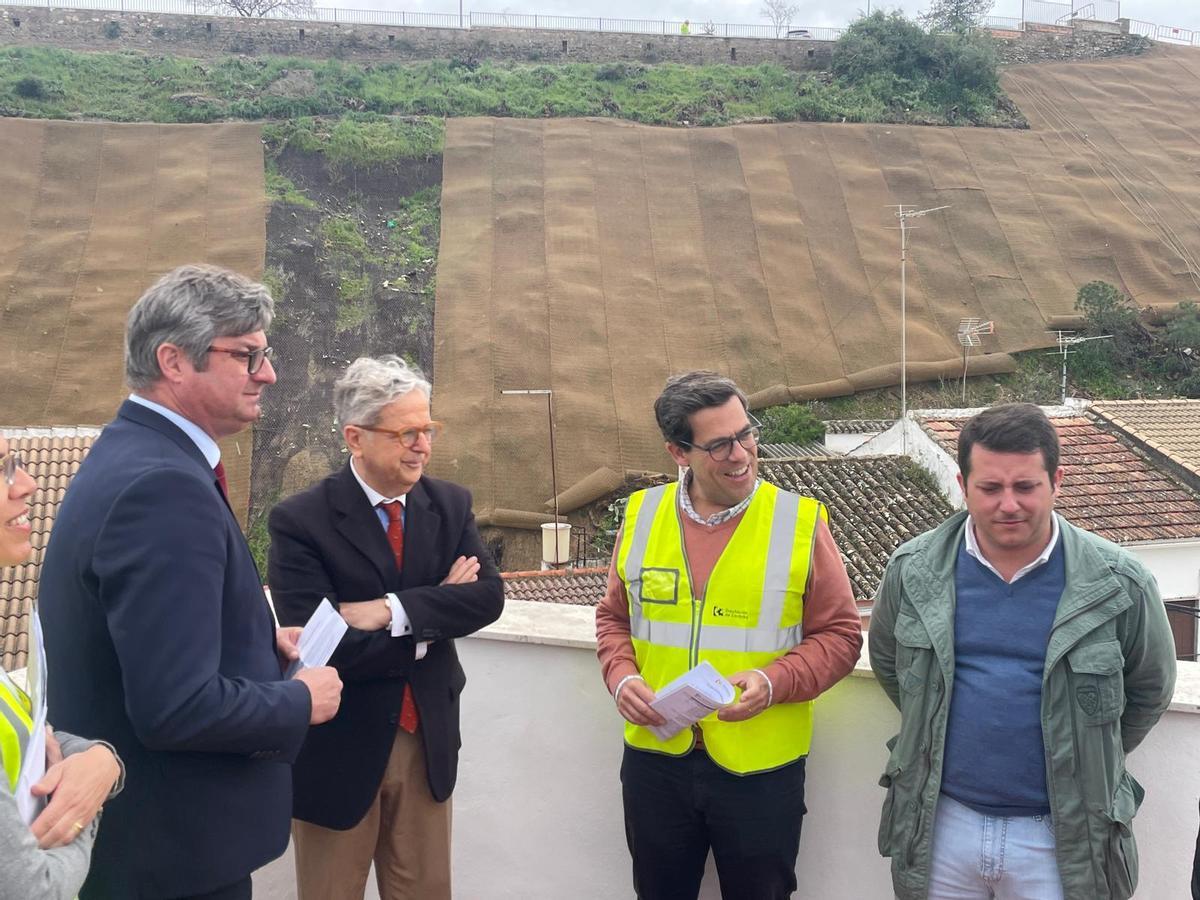 Salvador Fuentes ha visitado este viernes en Puente Genil las obras de estabilicación del talud del Cerro de los Poetas.