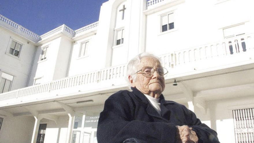 Sor Josefina Ruiz, en febrero del año pasado ante el colegio, cuando cumplió 102 años. | Santos Álvarez