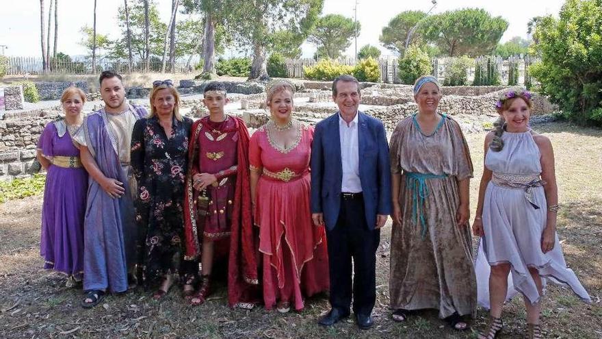 Caballero y Silva junto a parte de los actores que harán representaciones en la Finca Mirambell. // M.G.B.