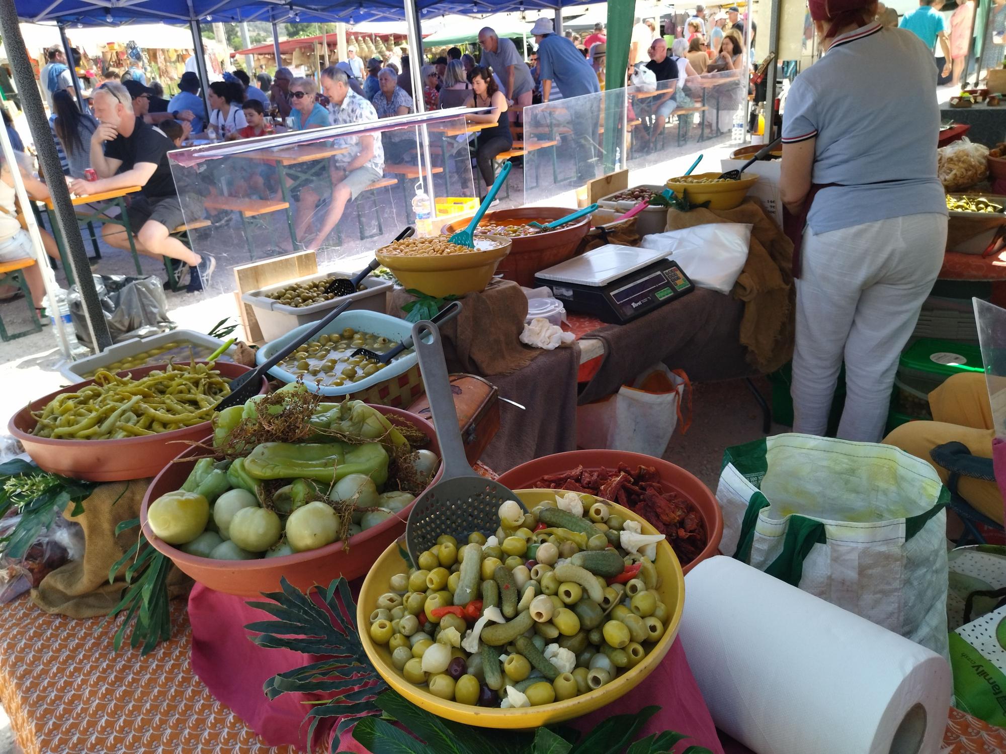 Kitsch y tradición: un paseo por el rastro de Xaló