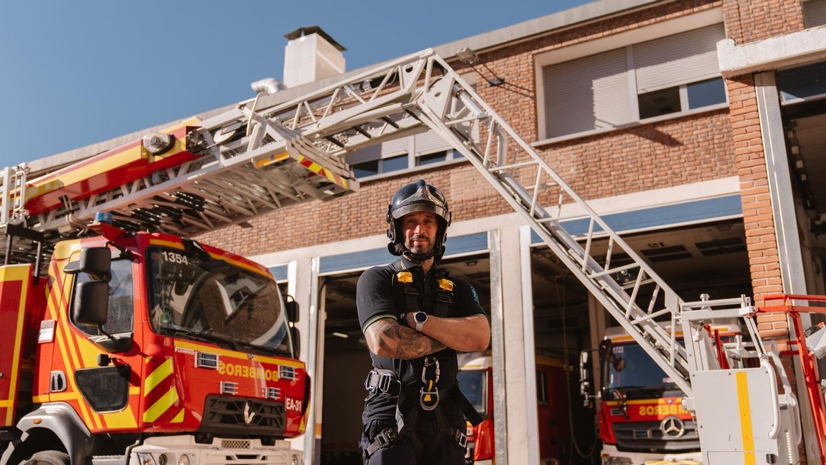 El bombero Sergio Tubío, miembro del cuerpo de bomberos de Madrid.