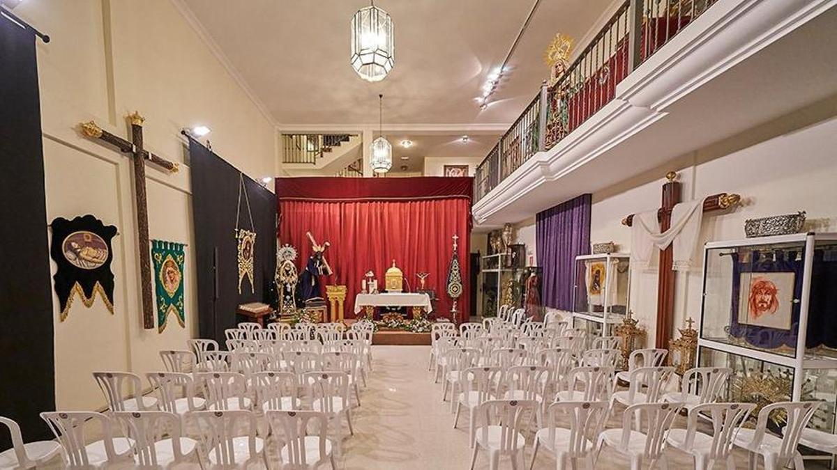 El interior de la Casa Hermandad habilitado para la celebración de los cultos en Nerja.