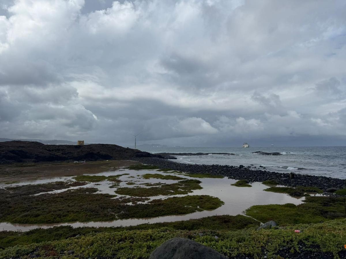 El agua ya desemboca en la costa de Telde por Bocabarranco, dejando incomunicados a residentes y trabajadores de la planta desaladora.