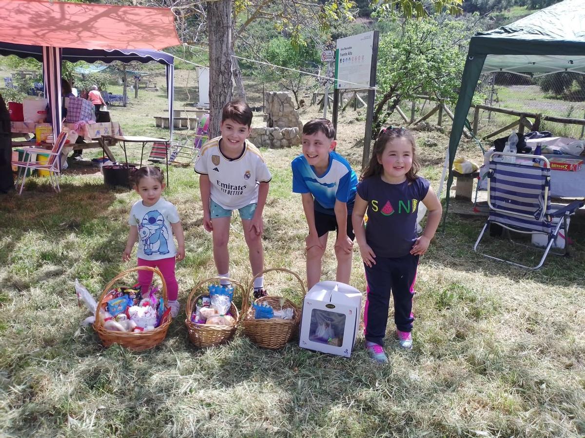 Varios niños muestran las tradicionales cestitas con golosinas de San Marcos.