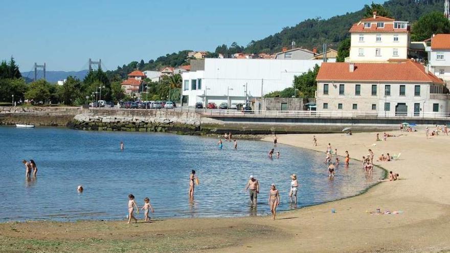 Los bañistas disfrutan de la playa de Arealonga, ayer por la tarde. // FdV