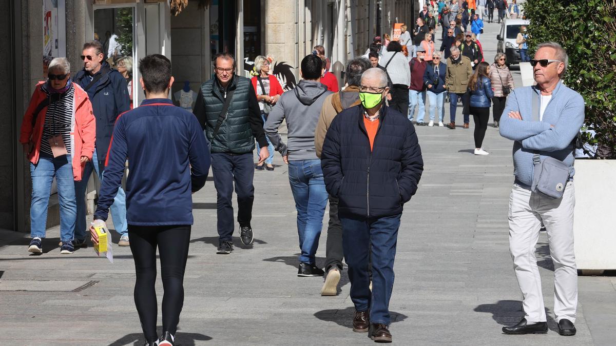 Personas con y sin mascarilla en la calle