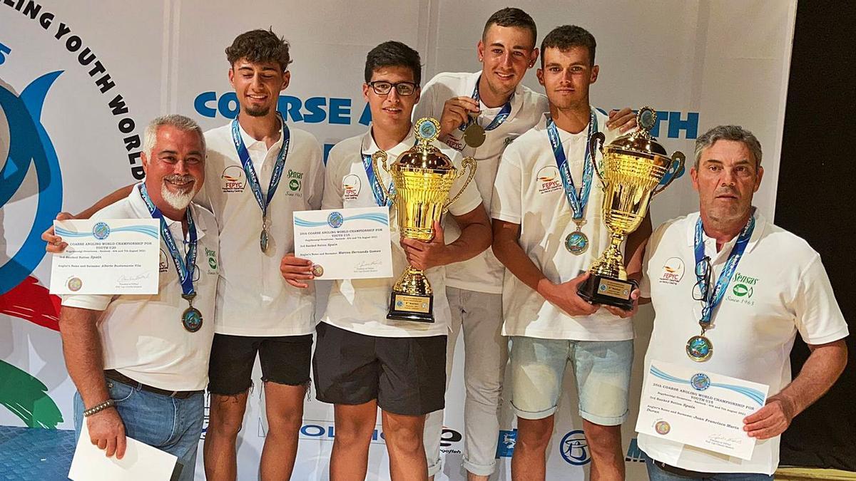 La selección de España, con el zamorano Marcos Hernando, ocupando el tercer peldaño del podio en el campeonato celebrado en aguas húngaras. | Cedida