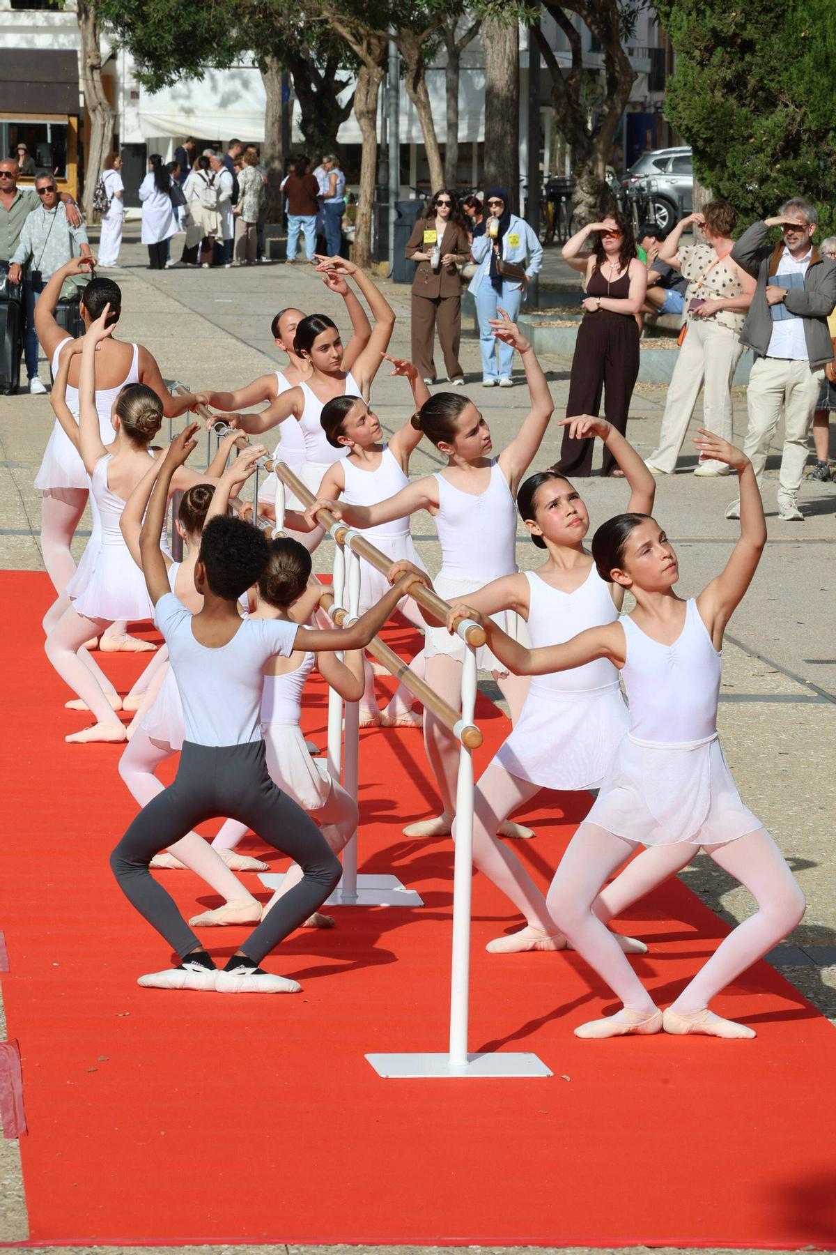 Todas las imágenes de la clase celebrada por el Convservatori de Ibiza en el Dia de la danza en Vara de Rey