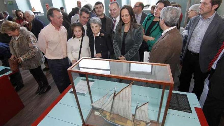 La familia del modelista, ayer en el Museo do Mar junto a Jesús Vázquez, María José Bravo Bosch, Marta Lucio, Antonio Coello y Antonio Bernárdez.  // Fotos: Jorge Santomé.