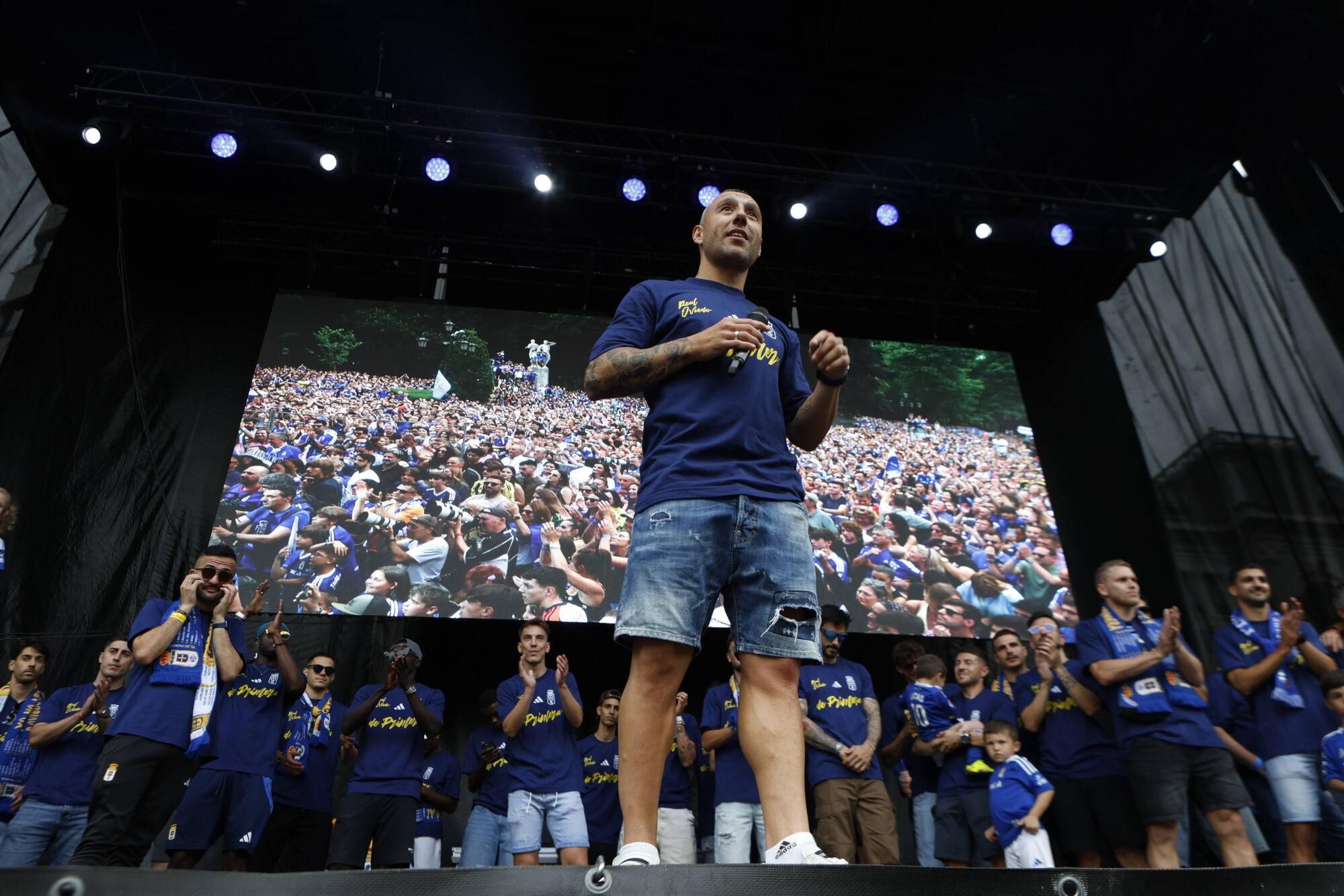 Locura azul en las calles de Oviedo para celebrar el ascenso del equipo a Primera División