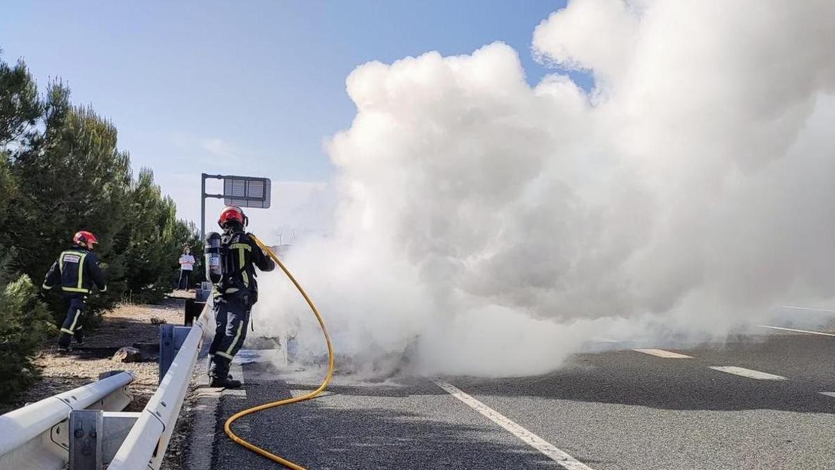Imagen de archivo del Consorcio Provincial de Bomberos en la extinción de un fuego en carretera.
