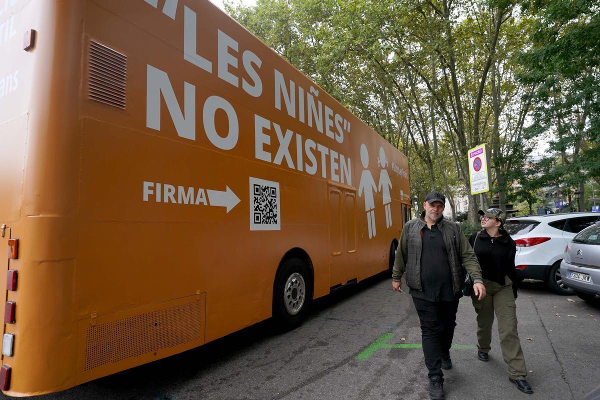 HazteOir.org presenta el autobús contra la ley trans con lemas “Les niñes no existen”, “No a la mutilación infantil”, y “Las mujeres no tienen pene”