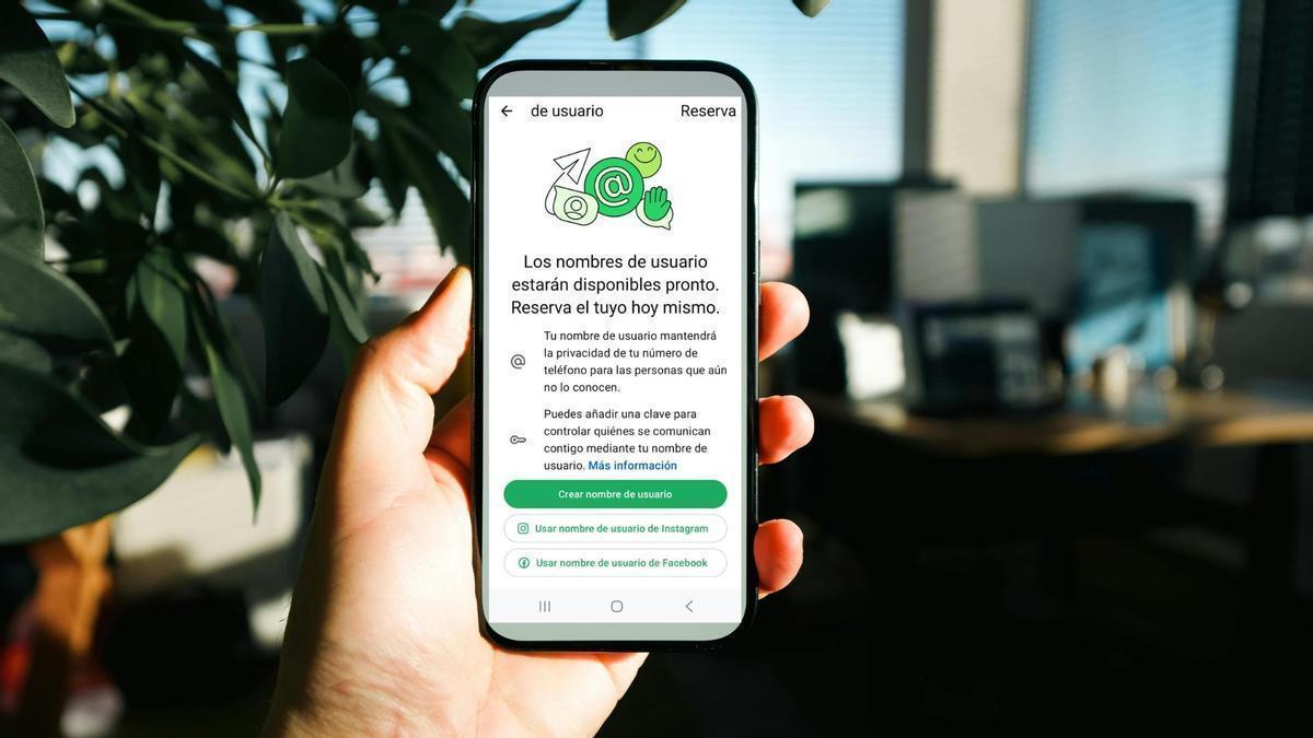 Ya no tienes que dar el número de teléfono para hablar por Whatsapp: llegan los nombres de usuario (y así puedes reservar el tuyo)