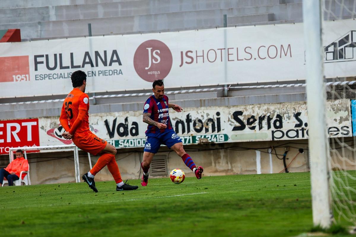 Aitor Pons, autor del 2-1, encara a un defensa del Torrent