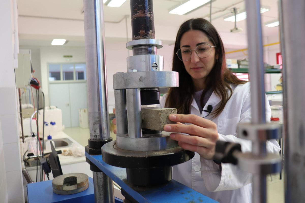 Ágata González Caro, investigadora del Área de Química Inorgánica y responsable principal del estudio.