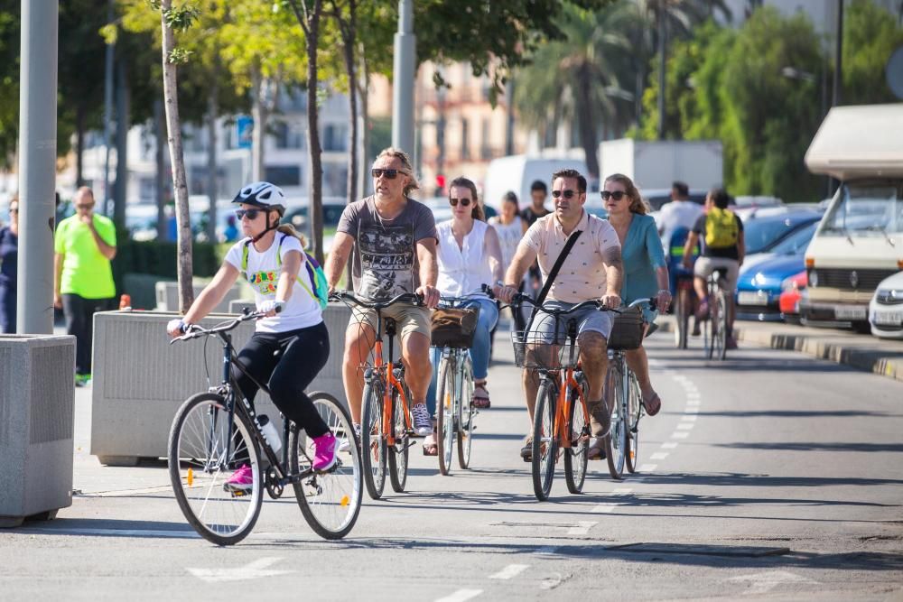 Ambiente festivo en la Marina y las playas por el Día del Pilar