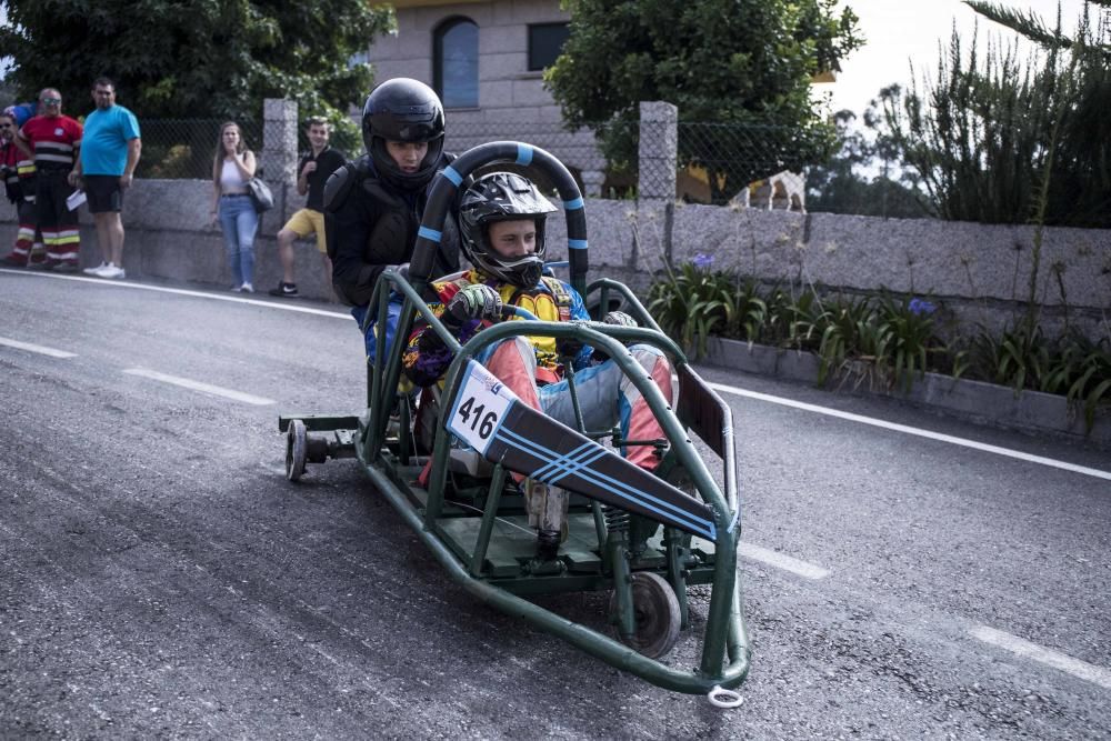 Cincuenta carros de bolas animan a toda velocidad las carreteras de Valladares ante una multitud de espectadores.