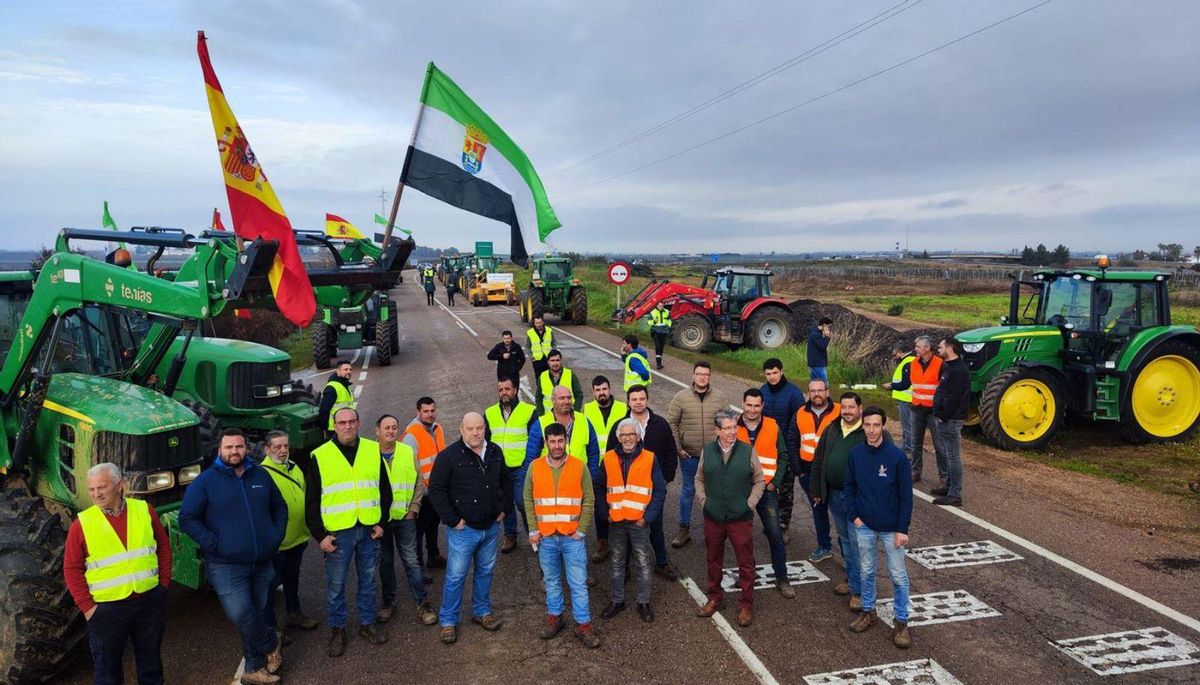 Los tractoristas en el polígono El Carrascal de Talavera la Real | SANTIAGO GARCÍA VILLEGAS