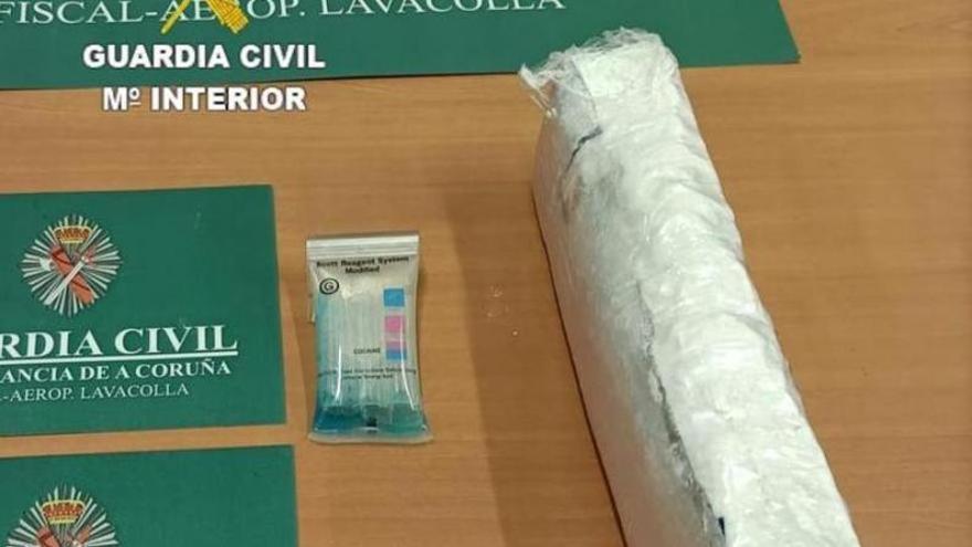 El paquete de droga decomisado al hombre en el aeropuerto de Santiago de Compostela.
