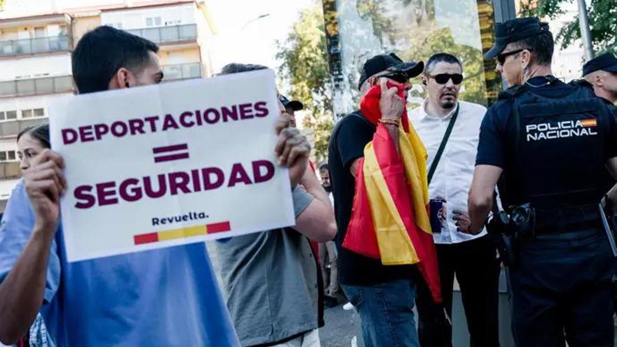 Identificadas ocho personas por liderar la concentración prohibida de Vox frente al centro de Hortaleza