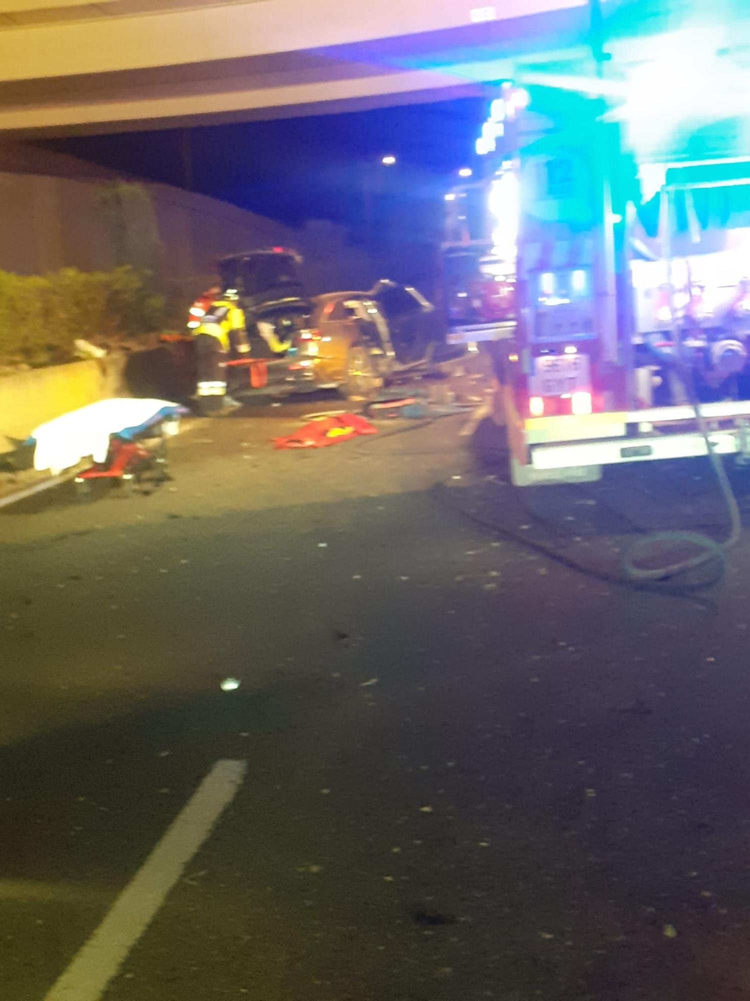 Accidente en Ibiza: un coche choca contra el quitamiedos de una rotonda y cae a la autovía