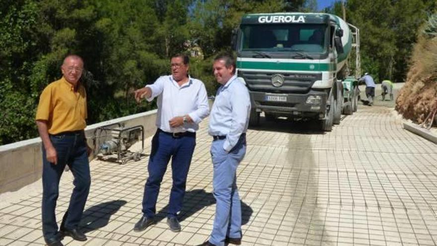 Los concejales Cuesta y Peris, ayer en su visita a las obras del Camí de la Puríssima de Ontinyent.