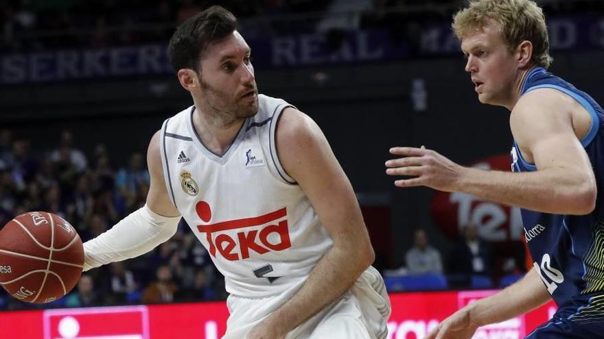 Rudy Fernández bota el balón durante un partido de esta temporada.