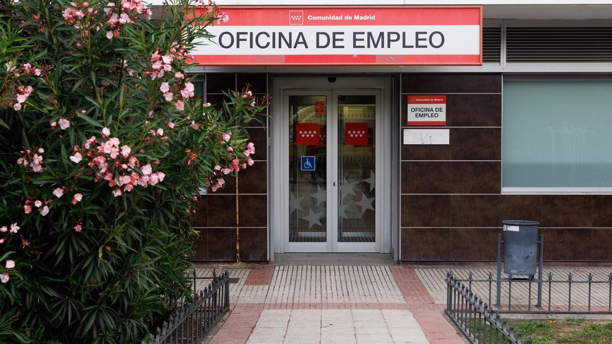 Archivo - Entrada de una Oficina de Empleo