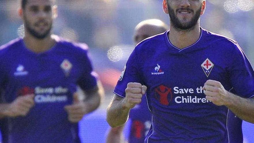 El argentino Gonzalo Rodríguez (d.) celebra su gol para el Fiorentina ante Mario Suárez. // M. Degl&#039;Innocenti