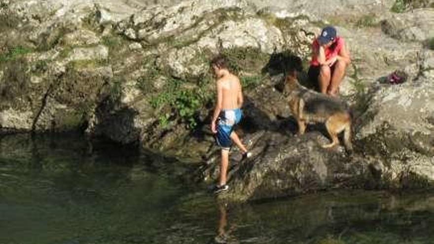 Dos jóvenes en el Sella, en Cangas de Onís.